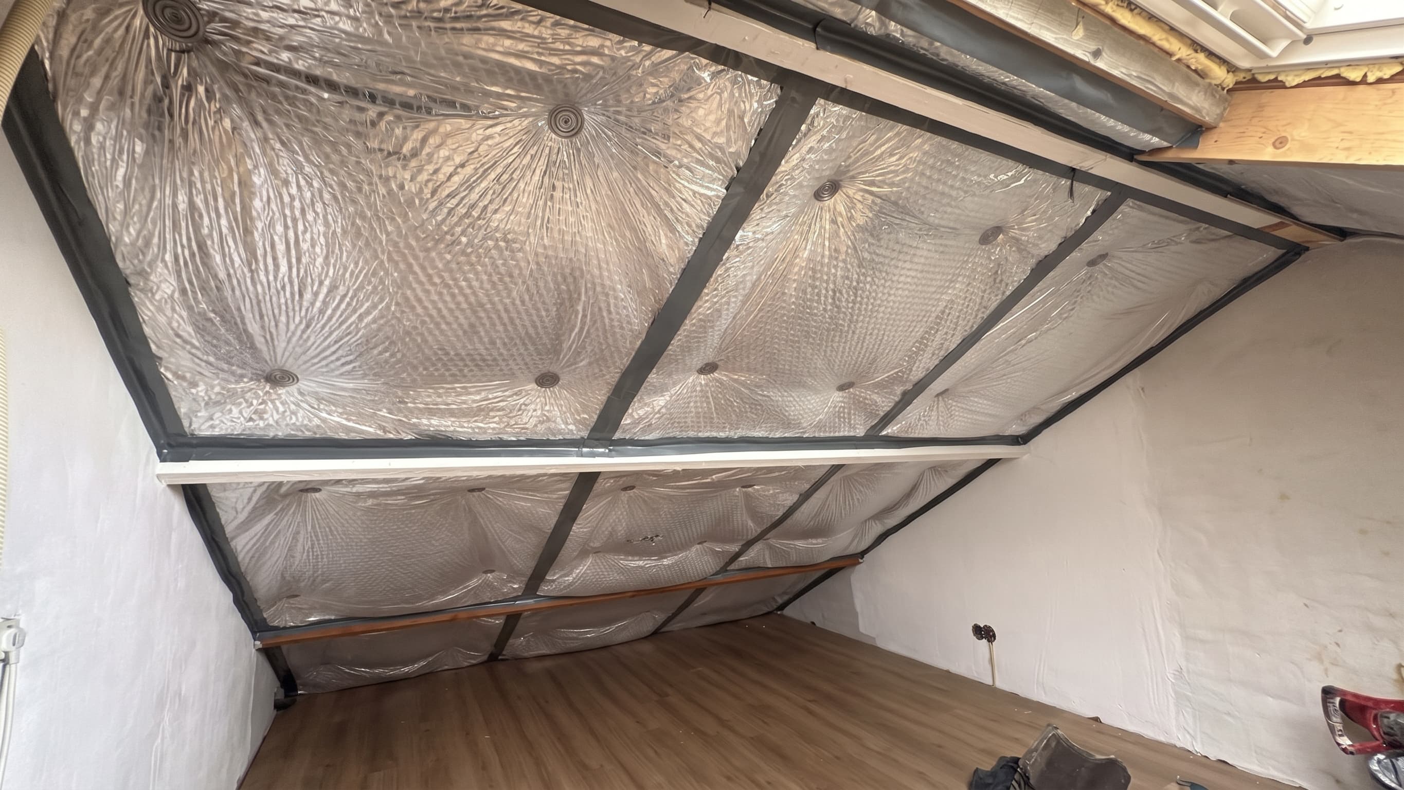 Schuin dak aan de binnenzijde geïsoleerd met zilverkleurige reflecterende folie